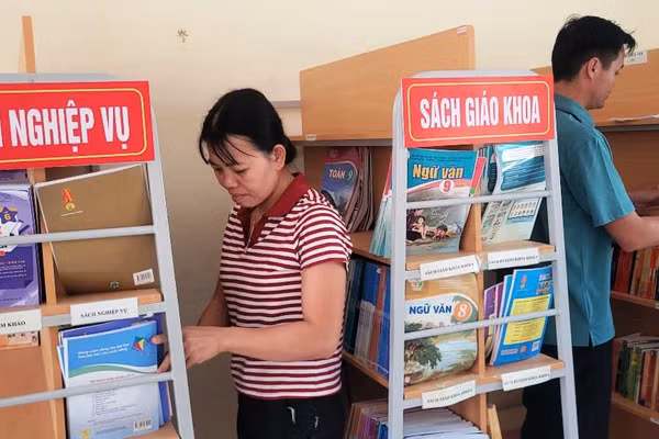 Nhân viên thư viện Trường THCS Quang Chiểu (Thanh Hóa) đang làm việc. Ảnh minh họa
