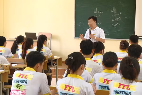 Sinh viên Trường Đại học Hồng Đức học tiếng Anh. Ảnh: NTCC