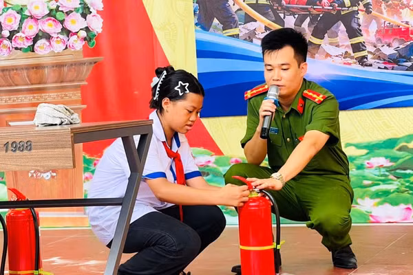 Học sinh Trường THCS Đông Thọ tham gia hoạt động trải nghiệm. Ảnh: Hùng Tráng