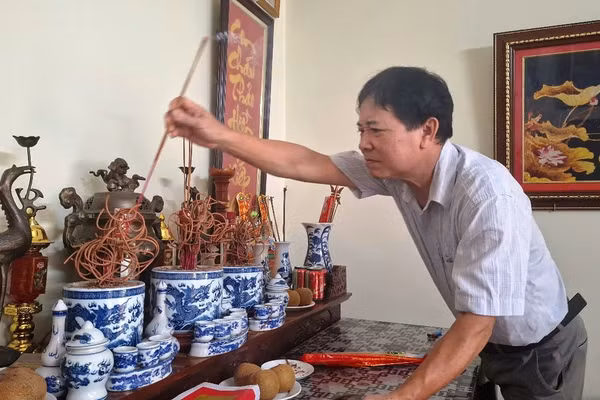 Ông Lê Viết Bằng dâng hương lên bàn thờ cha - liệt sĩ Lê Viết Hiển.