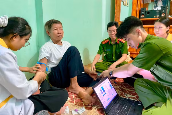Lực lượng chức năng lấy mẫu giám định ADN để xác định danh tính liệt sĩ. Ảnh: Công an Thanh Hóa.