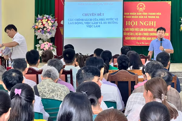 Trung Tâm dịch vụ việc làm - Sở Nội vụ Thanh Hoá tổ chức giới thiệu việc làm cho người lao động ở xã Trung Hạ. Ảnh: Lương Triệu