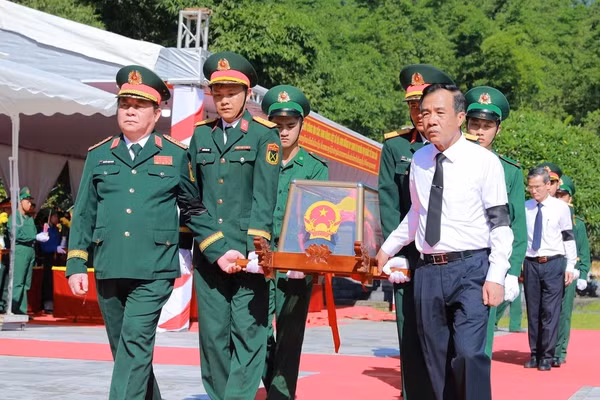 Đại tướng Nguyễn Trọng Nghĩa (trái) và Bí thư Tỉnh ủy Thanh Hóa Lê Đức Thái (phải) đưa hài cốt liệt sĩ đến nơi an nghỉ tại Nghĩa trang Liệt sĩ Quốc tế Đồng Tâm. Ảnh: Minh Hiếu.