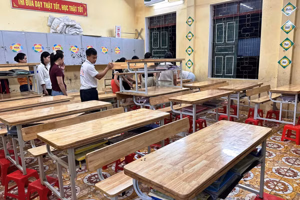 Giáo viên Trường Tiểu học Thiệu Dương, phường Hàm Rồng (Thanh Hóa) kê cao bàn ghế để tránh lũ.