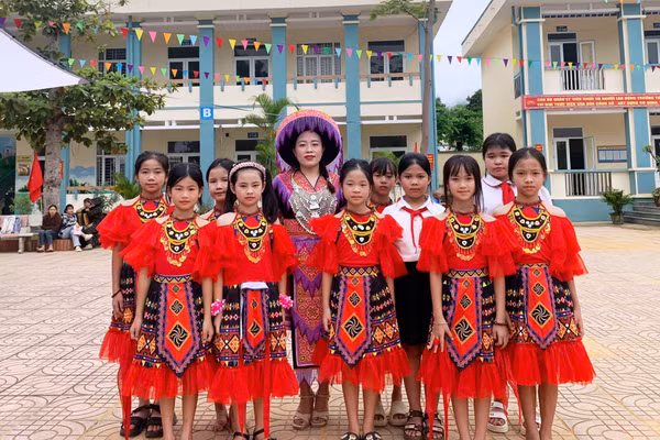 Cô giáo Hơ Thị Dợ và học sinh ở Trường Tiểu học Sơn Thủy (Thanh Hóa). Ảnh: NVCC