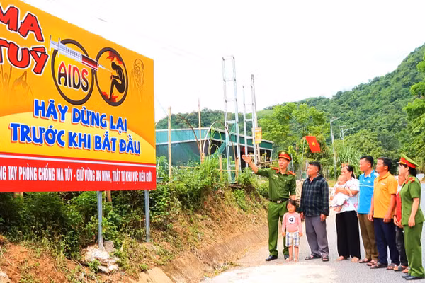 Những tấm pano tuyên truyền phòng chống ma túy ở Thanh Hóa. Ảnh: Đình Hợp.