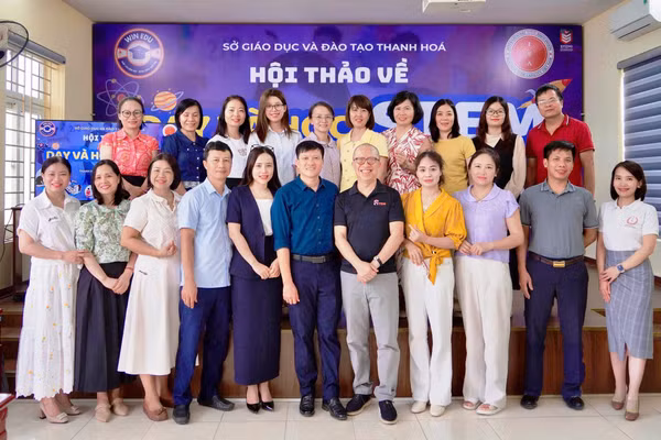 Các đại biểu về dự Hội thảo dạy và học STEM ở Trường THCS Trần Mai Ninh, tỉnh Thanh Hóa. Ảnh: NTCC