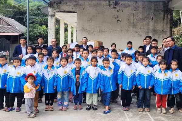 Học sinh ở điểm Co Cài - Trường Tiểu học Trung Lý 2 (Thanh Hóa) đón nhận áo ấm.