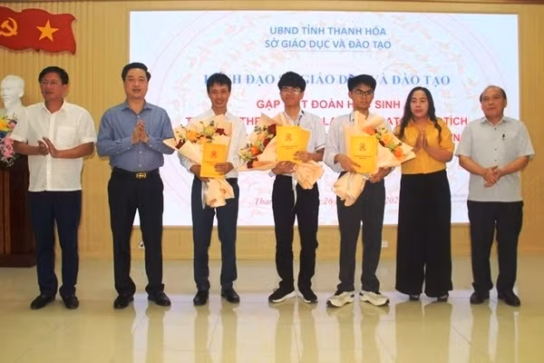 Lãnh đạo Sở GD&ĐT Thanh Hóa tặng hoa, quà chúc mừng thành tích của 2 học sinh và giáo viên Trường THPT chuyên Lam Sơn.