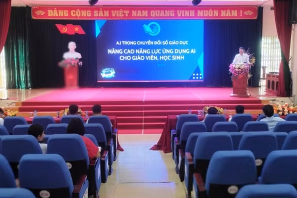 Tập huấn Giáo dục STEM -Ứng dụng chuyển đổi số trong dạy học ngoại ngữ và định hướng nghề nghiệp tại Trường THPT Chuyên Lam Sơn.