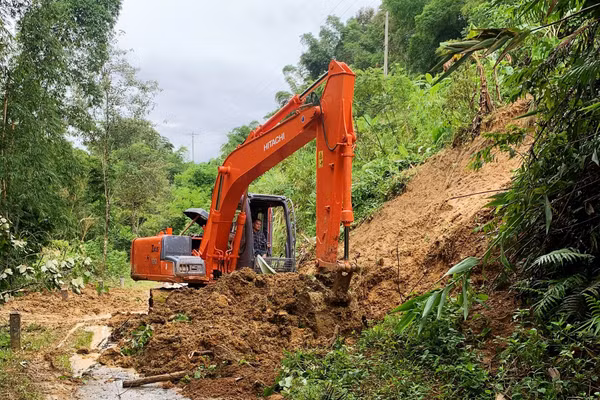 Máy móc đang nỗ lực san gạt đất để thông đường từ xã Tam Lư vào xã biên giới Tam Thanh.
