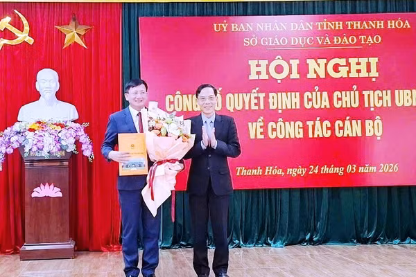 Ông Đầu Thanh Tùng - Phó Chủ tịch UBND tỉnh trao Quyết định và tặng hoa Phó Giám đốc Sở GD&ĐT Thanh Hóa.