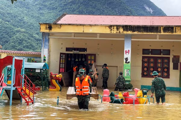 Bộ đội giúp nhà trường di chuyển đồ dùng, thiết bị học tập.