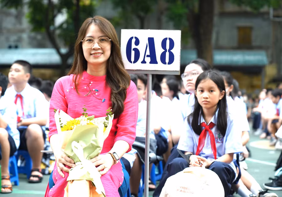Học sinh lớp 6 học hát và nhảy flashmob trong ngày đầu đến trường