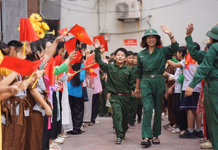 Học sinh Tiểu học trải nghiệm không khí giải phóng Thủ đô