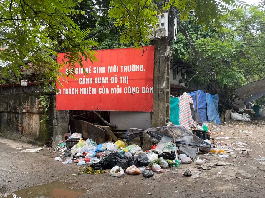 Hà Nội: Dự án ‘đắp chiếu’ 16 năm thành mương nước thối giữa quận Ba Đình 