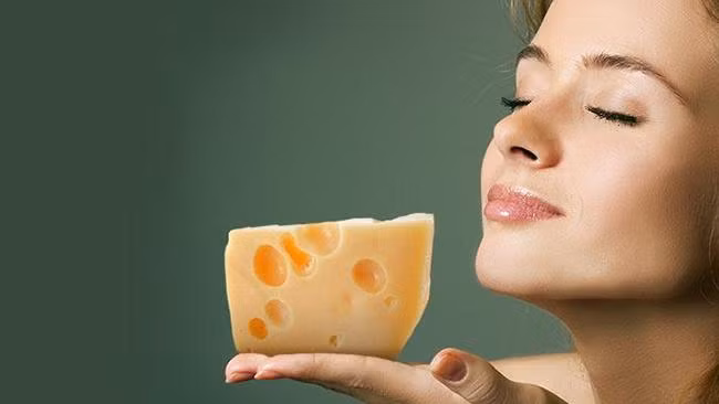 Pho mát chứa tryptophan – loại acid amin cần thiết giúp cơ thể sản sinh ra serotonin thúc đẩy giấc ngủ. oc cho 5.jpg