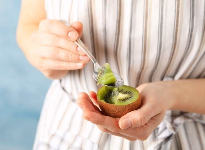 Kiwi chứa nhiều chất chống oxy hóa cũng như serotonin giúp điều chỉnh chu kỳ ngủ, cảm giác đói, cải thiện tâm lý và cơ chế đau của cơ thể. oc cho 11.jpeg