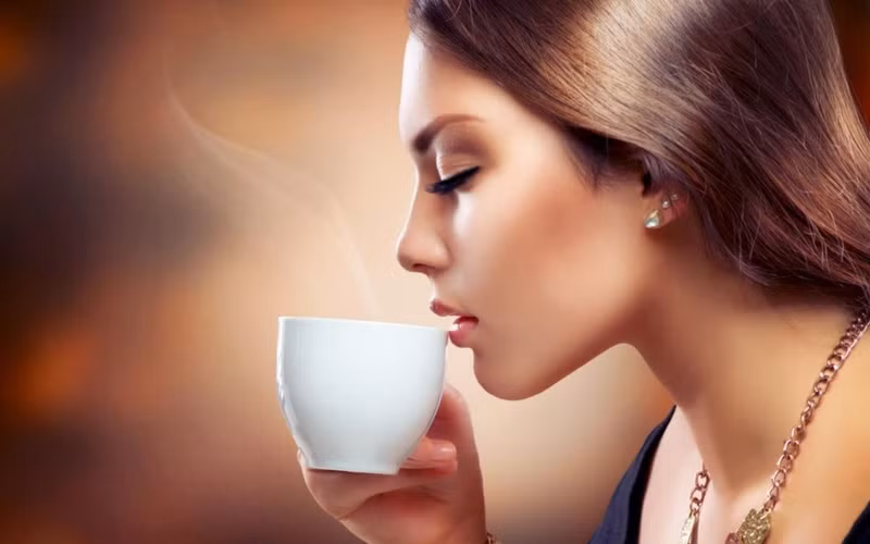 Cà phê là đem lại sự phấn khích, ít nhất trong thời gian ngắn. Caffeine có trong cà phê tăng cường quá trình trao đổi chất, tạm thời cải thiện sự tập trung trí óc và năng lượng. cam-5.jpg