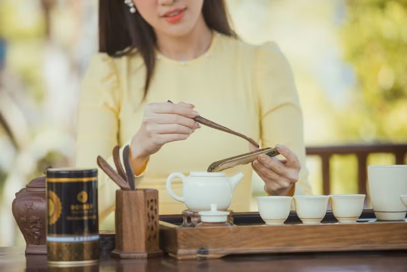 Trong trà có caffeine giúp tăng cường trí nhớ, phản xạ nhanh và tỉnh táo. Uống một tách trà mỗi ngày là truyền thống ở nhiều nơi. Thói quen này cũng giúp đẩy lùi stress. cam-6.png