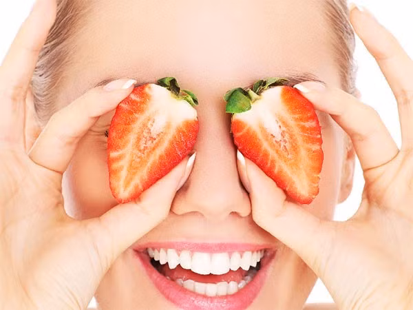 Dâu rất giàu các vitamin và khoáng chất như vitamin A, vitamin C và mangan. Các dưỡng chất này giúp tăng cường sản sinh các hormone “vui vẻ” ở não bộ. cam-10.jpg