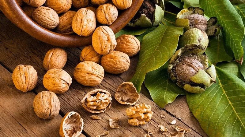 Các loại hạt giàu protein và magie - một loại khoáng chất đóng vai trò quan trọng trong việc chuyển hóa đường thành năng lượng. Lượng magie thấp có thể làm cạn kiệt năng lượng của bạn. cam-2.jpg
