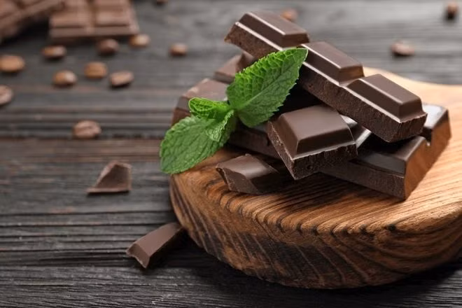 Một chút chocolate đen có thể khiến năng lượng của bạn được tăng lên, tâm trạng vui vẻ hơn. Lý do là trong chocolate có caffein và theobromine kích thích hệ thần kinh. cam-7.jpg