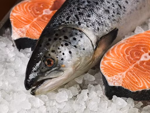 Các loại cá béo, ví dụ như cá hồi, giàu axit béo omega-3, có thể bảo vệ cơ thể khỏi trầm cảm, tốt cho sức khỏe tim mạch. Nguồn omega-3 cũng có trong các loại hạt, rau lá sẫm màu. cam-3.jpg