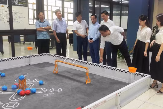 Trường THPT chuyên Lam Sơn (Thanh Hóa) được trang bị phòng Lab hiện đại.