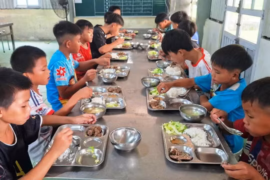Học sinh Trường PTDTBT-THCS Mường Lý ăn trưa sau tại trường lễ khai giảng.