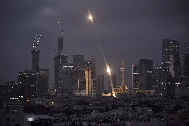 Hệ thống phòng không Iron Dome của Israel khai hỏa để đánh chặn các tên lửa trên bầu trời Tel Aviv ngày 14/6. (Ảnh AP/Leo Correa) chum-anh-iran-tan-cong-ten-lua-vao-israel-013.jpg