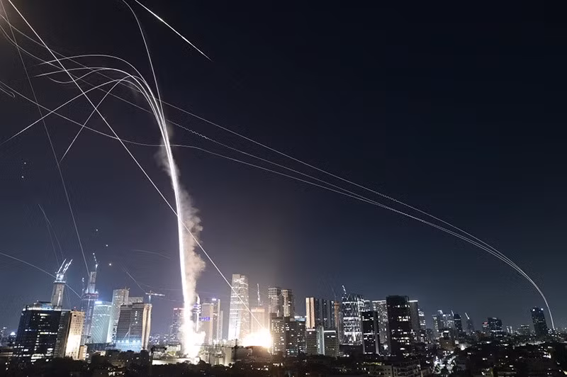 Hệ thống phòng không Iron Dome của Israel khai hỏa để đánh chặn tên lửa trên bầu trời Tel Aviv, Israel ngày 13/6. (Ảnh AP/Tomer Neuberg) chum-anh-iran-tan-cong-ten-lua-vao-israel-019.jpg
