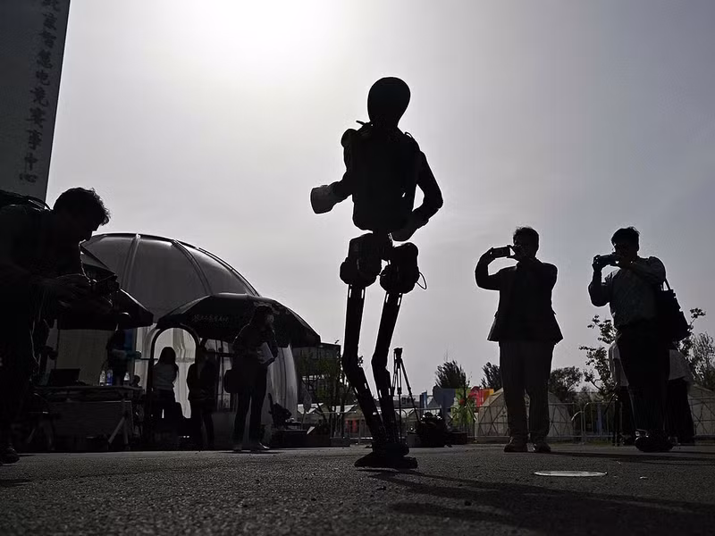 chum-anh-robot-hinh-nguoi-tham-gia-chay-ban-marathon-dau-tien-tren-the-gioi-4.jpg