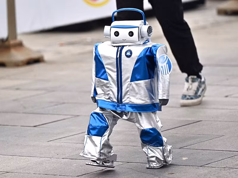 chum-anh-robot-hinh-nguoi-tham-gia-chay-ban-marathon-dau-tien-tren-the-gioi-3.jpg
