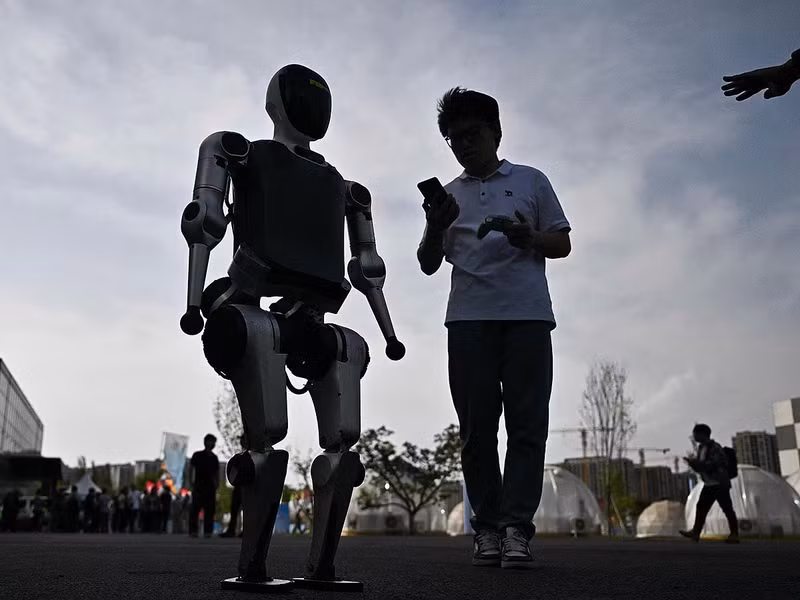 chum-anh-robot-hinh-nguoi-tham-gia-chay-ban-marathon-dau-tien-tren-the-gioi-2.jpg