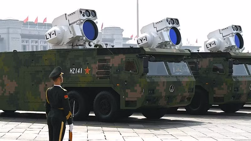 LY-1 của Trung Quốc: Trung Quốc giới thiệu LY-1, được triển khai trên tàu hải quân và thử nghiệm trên đất liền. Hệ thống này được tuyên bố vượt trội hơn các laser Mỹ, nằm trong cuộc chạy đua Mỹ–Trung về vũ khí năng lượng định hướng. cuoc-dua-laser-quan-su-2025-thay-doi-can-can-suc-manh-toan-cau-5.jpg