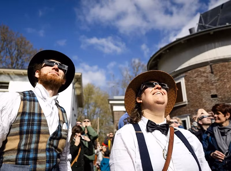 Du khách đến Đài quan sát Sonnenborgh quan sát qua kính đặc biệt ở Utrecht tại Hà Lan. chum-anh-nhat-thuc-mot-phan-2903050-07.jpg