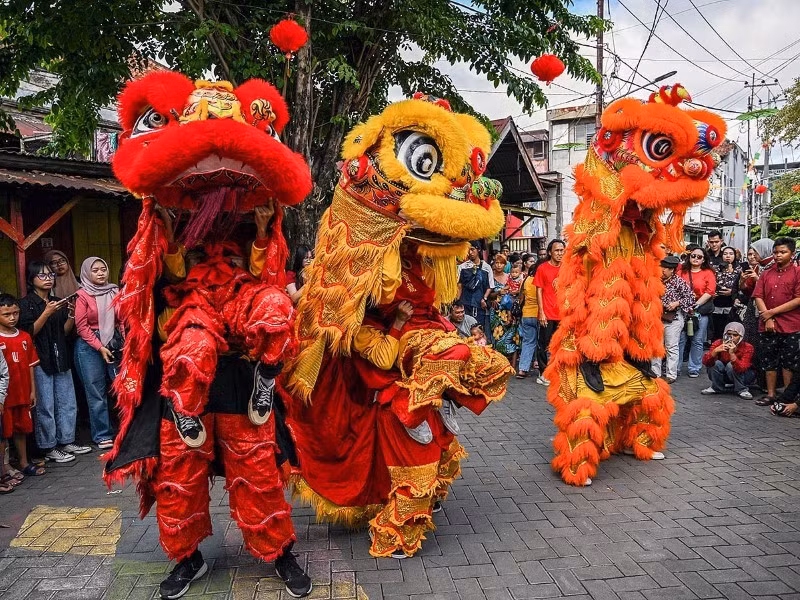 Các vũ công múa lân biểu diễn cho đám đông vào ngày đầu tiên của Tết Nguyên đán tại khu phố Tàu ở Surabaya, Indonesia. hang-tram-trieu-nguoi-khap-chau-a-mung-nam-con-ran-2.jpg