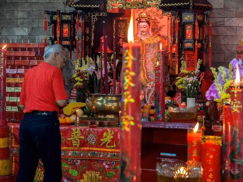 Một người đến chùa Amurva Bhumi Vihara vào đêm giao thừa Tết Nguyên đán ở Jakarta, Indonesia. hang-tram-trieu-nguoi-khap-chau-a-mung-nam-con-ran-8.jpg