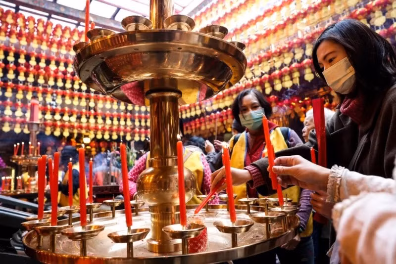 Mọi người thắp nến vào ngày đầu tiên của Tết Nguyên đán tại một ngôi chùa ở Keelung, Đài Loan, Trung Quốc. Ảnh: AFP. hang-tram-trieu-nguoi-khap-chau-a-mung-nam-con-ran-12.jpg