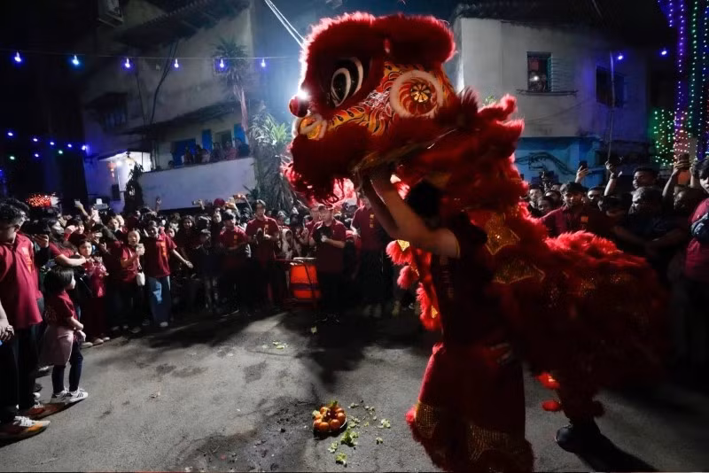 Biểu diễn điệu múa mặt nạ rồng để chào đón Tết Nguyên đán Rắn tại Kolkata, Ấn Độ. Ảnh: AP hang-tram-trieu-nguoi-khap-chau-a-mung-nam-con-ran-15.jpg