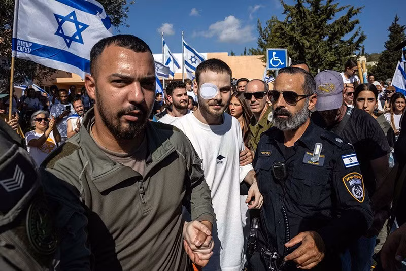 Alon Ohel được chào đón khi trở về nhà ở Lavon, Israel sau hơn hai năm bị Hamas bắt giữ ngày 24/10. chum-anh-noi-bat-trong-tuan-021105-017.jpg