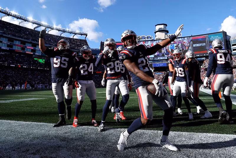 Jaylinn Hawkins ăn mừng pha cản phá trong trận Patriots thắng Browns ngày 26/10. chum-anh-noi-bat-trong-tuan-021105-014.jpg