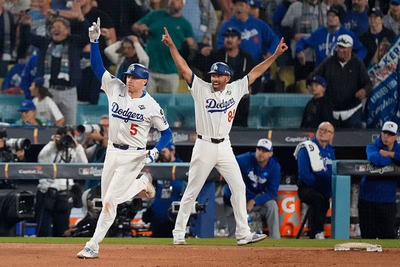 Freddie Freeman ăn mừng cú home run giúp Dodgers thắng trận 3 World Series ngày 27/10. chum-anh-noi-bat-trong-tuan-021105-03.jpg