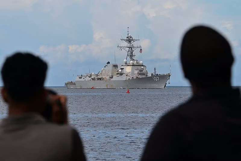 Tàu chiến USS Gravely cập cảng Port of Spain, Trinidad và Tobago ngày 26/10. chum-anh-noi-bat-trong-tuan-021105-04.jpg