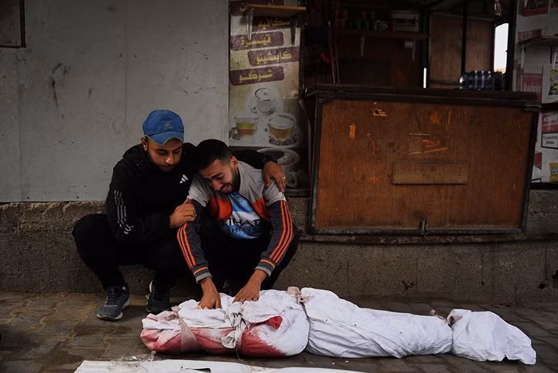 Anh Yahya Eid khóc bên thi thể cháu trai 10 tuổi bị thiệt mạng trong cuộc không kích tại Gaza ngày 29/10. chum-anh-noi-bat-trong-tuan-021105-012.jpg