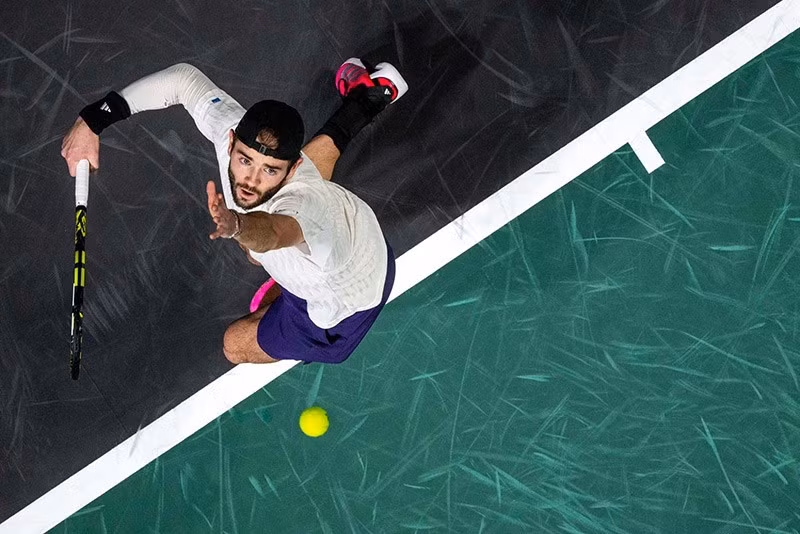 Jacob Fearnley giao bóng tại giải Paris Masters ngày 27/10. chum-anh-noi-bat-trong-tuan-021105-028.jpg