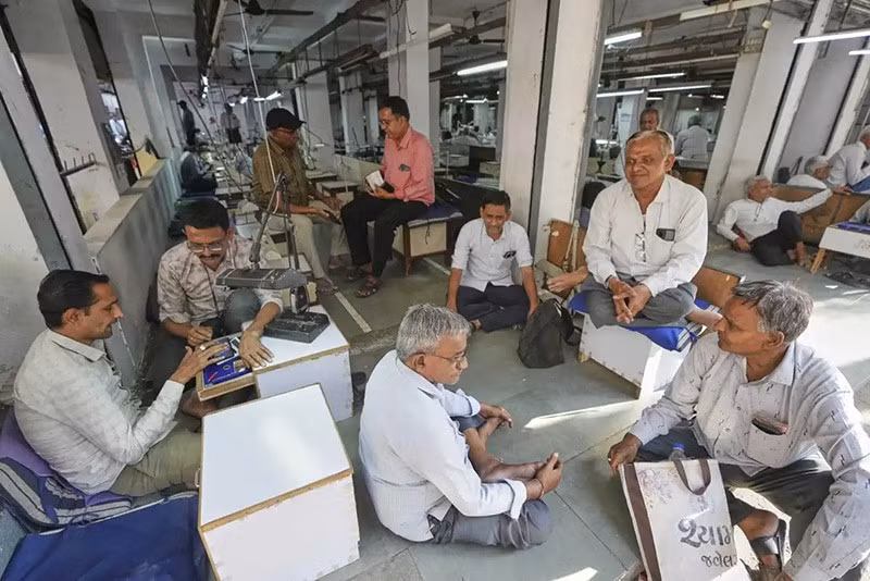 Thủ quỹ Jigar Patel của Hiệp hội thợ kim hoàn Ahmedabad ở Gujarat, cho biết: "Nếu các mức thuế được đề xuất được thực hiện, chúng tôi có thể mất khoảng một nửa doanh thu xuất khẩu và không còn cạnh tranh về giá nữa". chum-anh-nganh-cong-nghiep-kim-cuong-o-surat-an-do-015.jpg