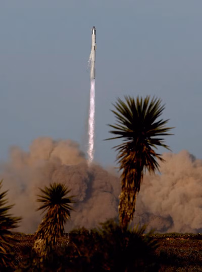 Trong một tuyên bố, SpaceX cho biết Starship đã trải qua một "sự kiện mạnh mẽ" ở phần đuôi tàu, khiến một số động cơ bị mất. spacex-starship-explodes-070305-07.jpg