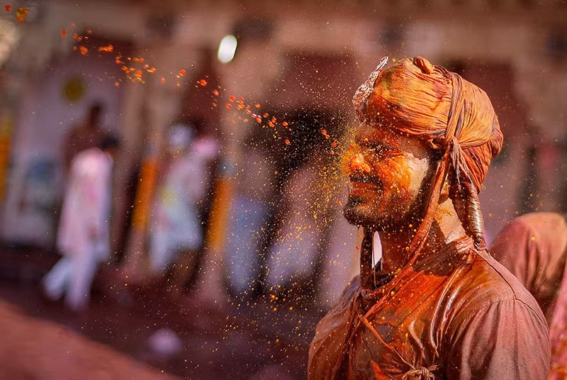 Trong những truyền thống nổi tiếng nhất của Holi, những người tham gia lễ hội mặc toàn bộ đồ trắng, ra đường và ném bột màu vào nhau, để lại nhiều màu sắc và niềm vui. Tiếp theo là lễ hội với âm nhạc, khiêu vũ và ẩm thực. chum-anh-le-hoi-holi-ruc-ro-sac-mau-100305-04.jpg